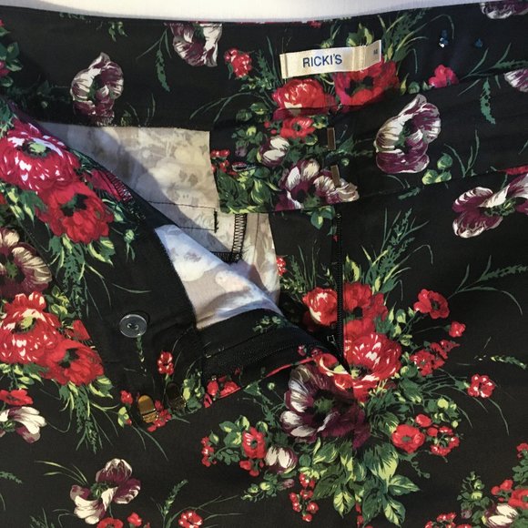 Ricki's Floral Ankle Pants - Black and Red - Picture 5 of 9